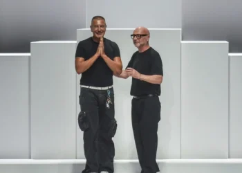 Dolce e Gabbana in abiti scuri sul podio sfilata di moda