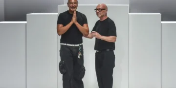 Dolce e Gabbana in abiti scuri sul podio sfilata di moda