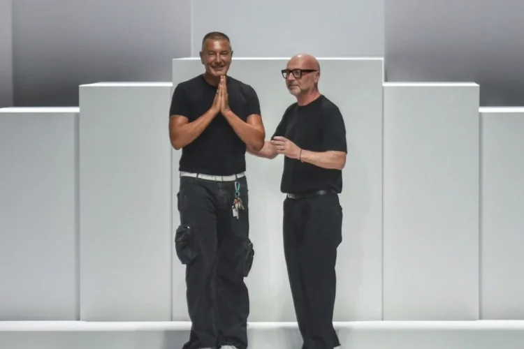 Dolce e Gabbana in abiti scuri sul podio sfilata di moda