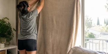 Coperte alle finestre contro il caldo: il rimedio fai da te che può funzionare davvero