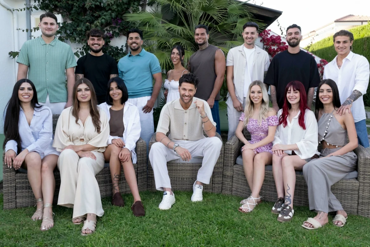 Gruppo di giovani adulti sorridenti, uomini e donne, all'aperto.