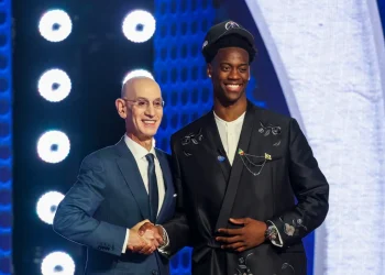 Adam Silver e AJ Dybantsa si stringono la mano sorridendo