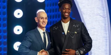 Adam Silver e AJ Dybantsa si stringono la mano sorridendo