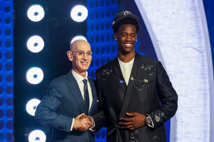 Adam Silver e AJ Dybantsa si stringono la mano sorridendo