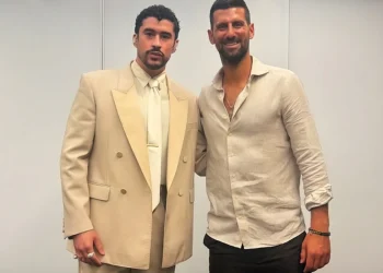 Bad Bunny e Novak Djokovic sorridono in posa cordiale
