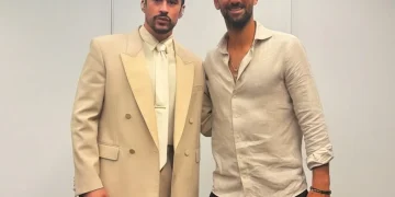 Bad Bunny e Novak Djokovic sorridono in posa cordiale