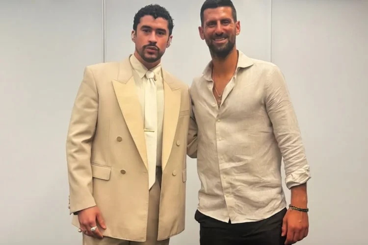 Bad Bunny e Novak Djokovic sorridono in posa cordiale