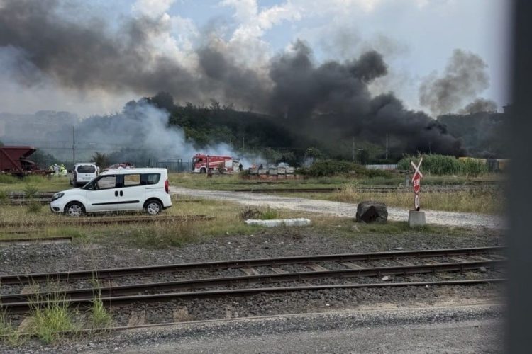Fidene, incendio blocca i treni FL1: fumo e danni in un'area Rfi, indagini sulle cause