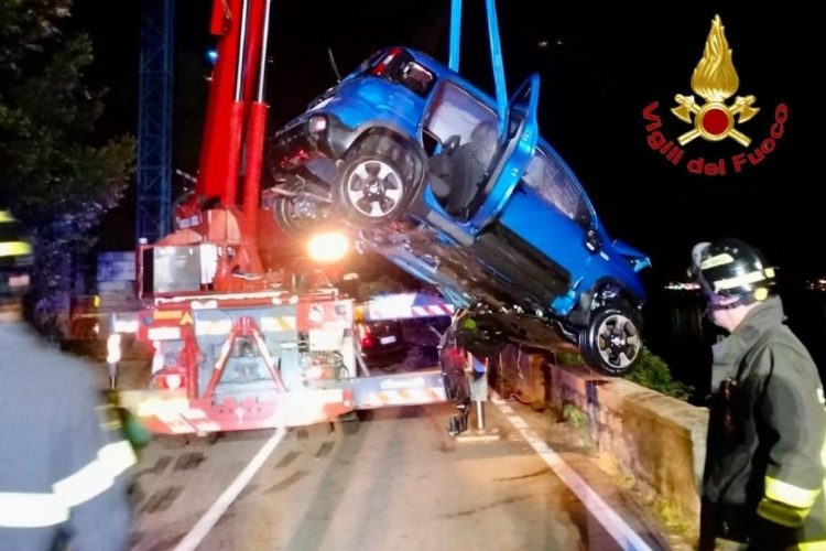 Lago di Como, auto finisce in acqua dopo lo scontro sulla Regina: un morto e tre feriti