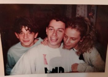 foto scattata a una fotografia di Nesli e Fabri Fibra da ragazzi