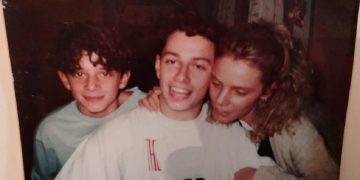 foto scattata a una fotografia di Nesli e Fabri Fibra da ragazzi