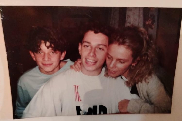 foto scattata a una fotografia di Nesli e Fabri Fibra da ragazzi