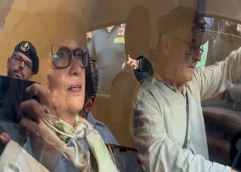 Madre e padre di Andrea Sempio in auto con carabinieri