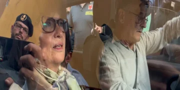 Madre e padre di Andrea Sempio in auto con carabinieri