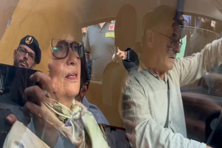 Madre e padre di Andrea Sempio in auto con carabinieri