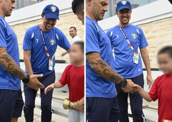 Fabio Cannavaro abbraccia il piccolo tifoso dell’Uzbekistan