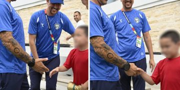Fabio Cannavaro abbraccia il piccolo tifoso dell’Uzbekistan