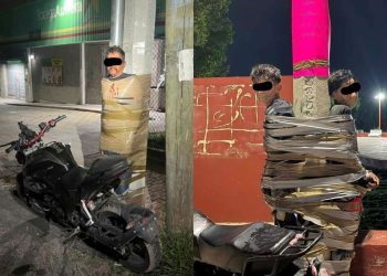 Il "Batman" del Messico sfida il crimine: lega ladri di moto ai pali della luce