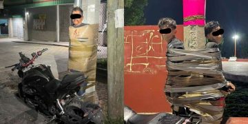 Il "Batman" del Messico sfida il crimine: lega ladri di moto ai pali della luce