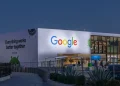 Esterno illuminato dello stand Google al CES di Las Vegas 2023