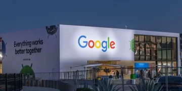 Esterno illuminato dello stand Google al CES di Las Vegas 2023