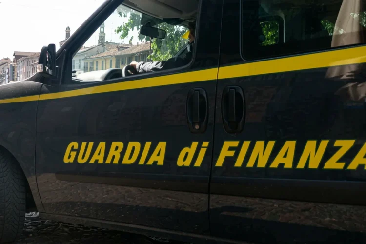 Furgone scuro della Guardia di Finanza con strisce gialle