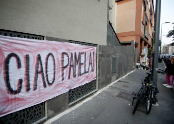 Inizio del processo a Pamela Genini - nella foto, uno striscione in ricordo della 29enne