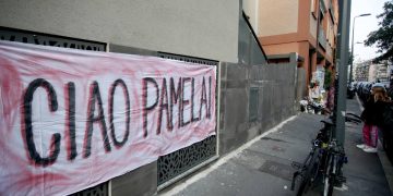 Inizio del processo a Pamela Genini - nella foto, uno striscione in ricordo della 29enne