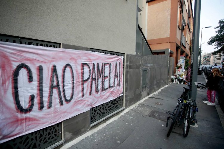 Inizio del processo a Pamela Genini - nella foto, uno striscione in ricordo della 29enne