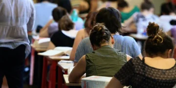 Studenti seduti ai banchi durante la prova della Maturità 2026