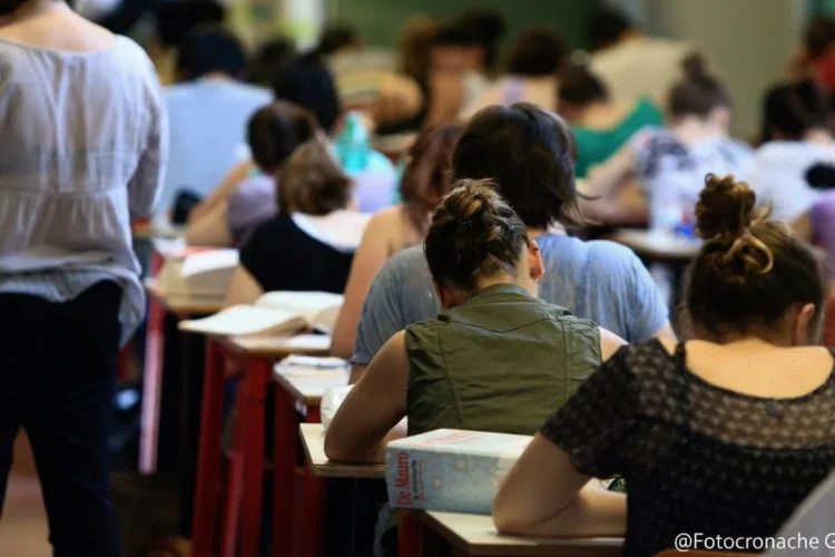 Studenti seduti ai banchi durante la prova della Maturità 2026