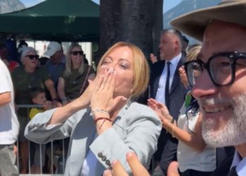 Meloni a Gemona: "Orgoglio nazionale" con gli Alpini, omaggio al Friuli ferito