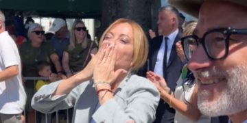 Meloni a Gemona: "Orgoglio nazionale" con gli Alpini, omaggio al Friuli ferito
