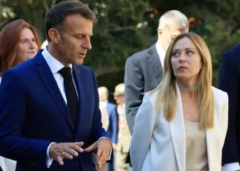 Macron e Meloni parlano in un incontro ufficiale