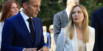 Macron e Meloni parlano in un incontro ufficiale