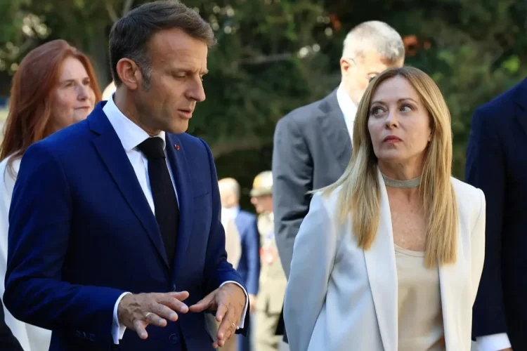 Macron e Meloni parlano in un incontro ufficiale