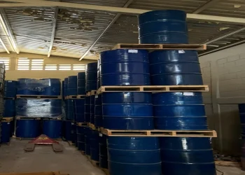 Barili blu di metanfetamina liquida stoccati in un magazzino messicano.