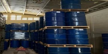 Barili blu di metanfetamina liquida stoccati in un magazzino messicano.