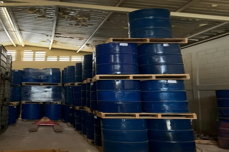 Barili blu di metanfetamina liquida stoccati in un magazzino messicano.