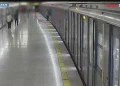 Immagine di sorveglianza mostra una persona sfocata sulla banchina della metro
