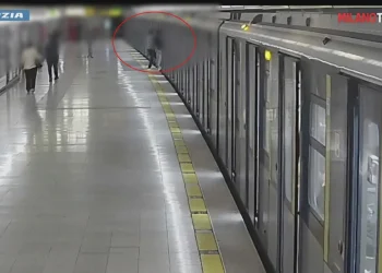 Immagine di sorveglianza mostra una persona sfocata sulla banchina della metro