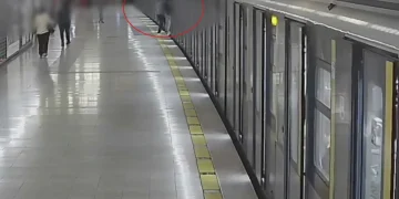 Immagine di sorveglianza mostra una persona sfocata sulla banchina della metro