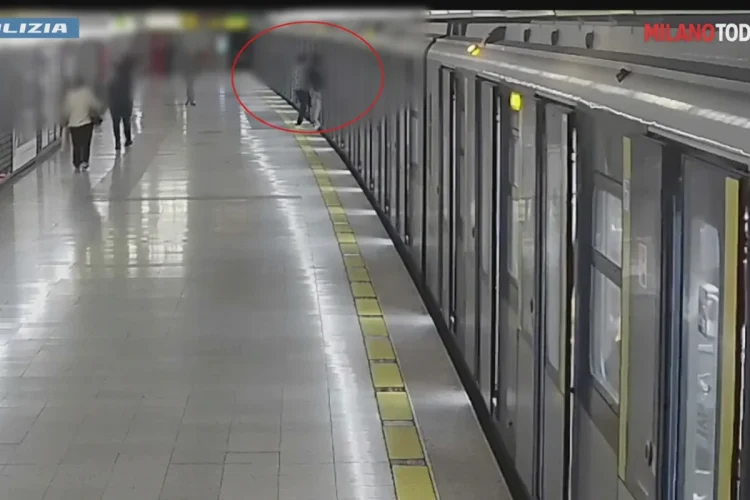Immagine di sorveglianza mostra una persona sfocata sulla banchina della metro