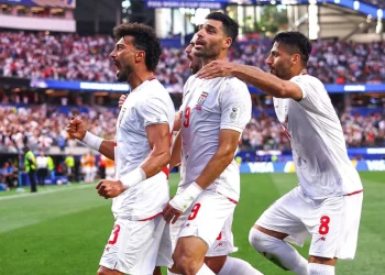 Calciatori dell'Iran in maglia bianca festeggiano con entusiasmo durante la partita dei Mondiali 2026
