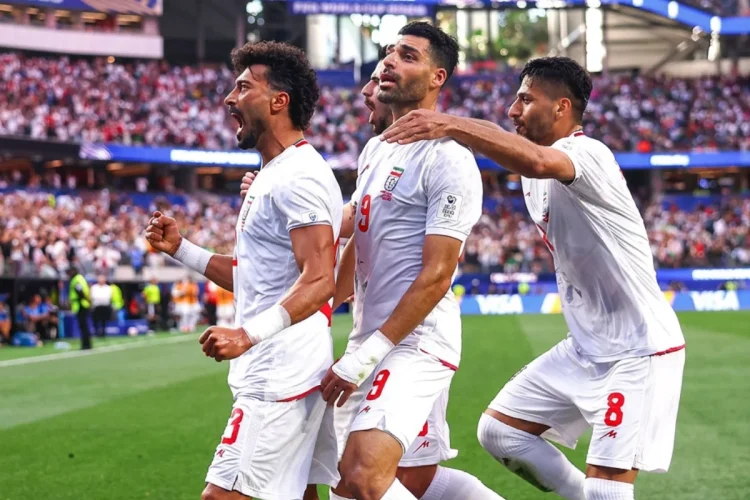 Calciatori dell'Iran in maglia bianca festeggiano con entusiasmo durante la partita dei Mondiali 2026
