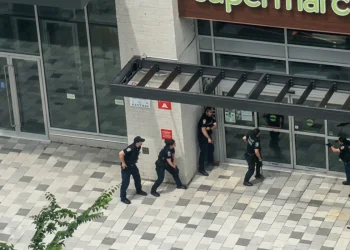 Agenti di polizia presidiano l'ingresso di un supermercato a Montreal.