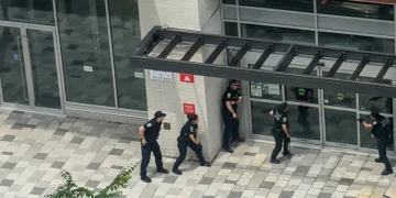 Agenti di polizia presidiano l'ingresso di un supermercato a Montreal.