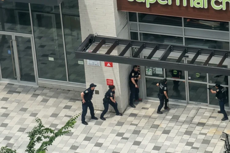Agenti di polizia presidiano l'ingresso di un supermercato a Montreal.