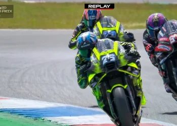 Piloti su moto sportive corrono veloci durante Gran Premio Assen.