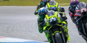 Piloti su moto sportive corrono veloci durante Gran Premio Assen.